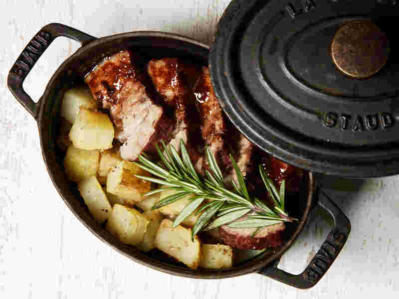 豚肉の赤ワイン煮の入ったストウブ