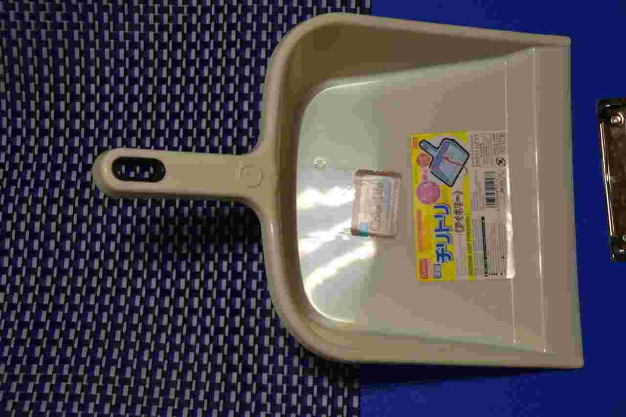 アイボリーのプラスチックちりとり