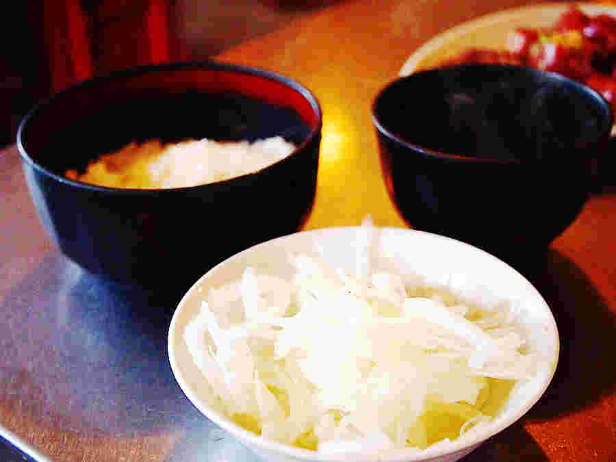 ご飯とオニオンサラダ