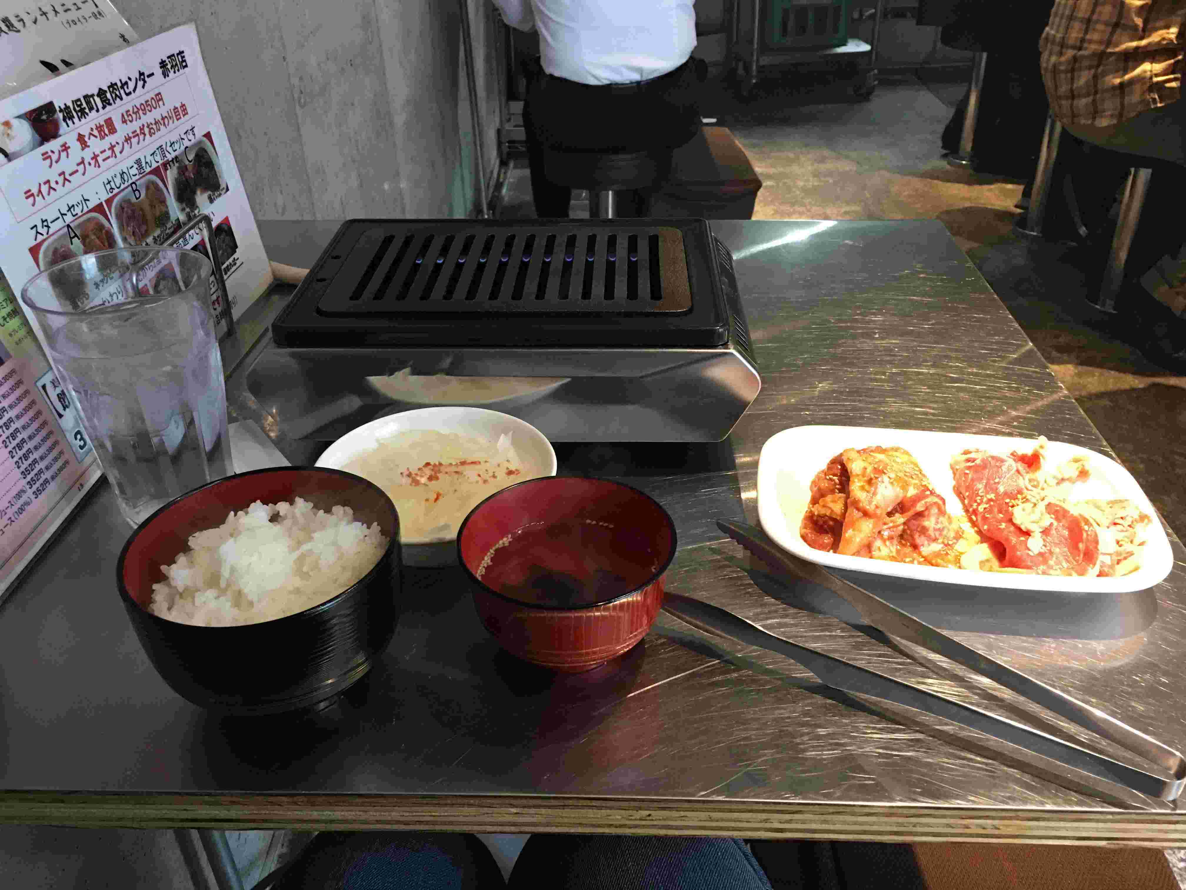 神保町食肉センターのテーブルの上の様子