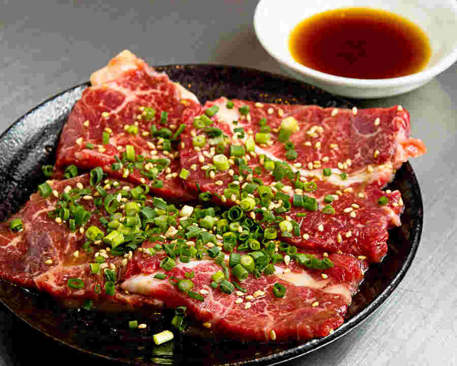 上州牛にネギがたくさん載っている様子