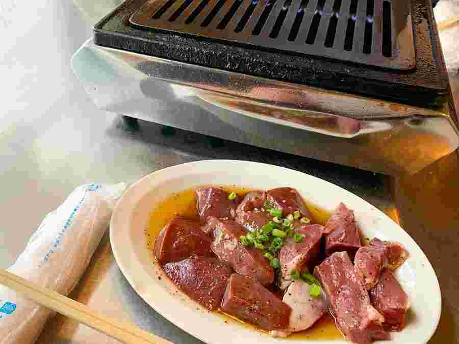 神保町食肉センターでお肉を食べる前の様子