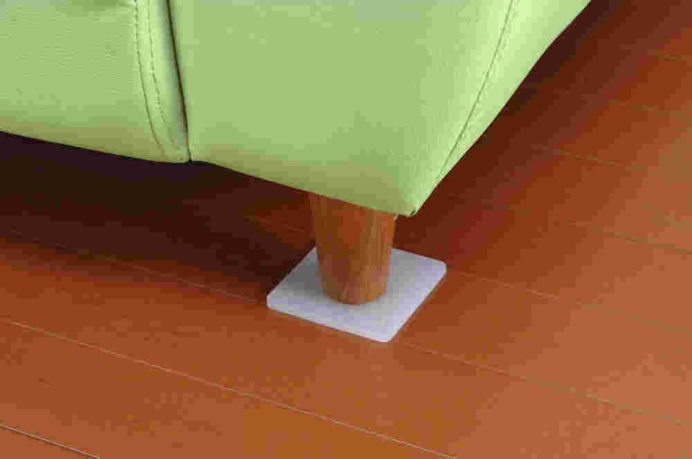 シリコンマットをソファーの脚に敷いて滑り止め防止に活用