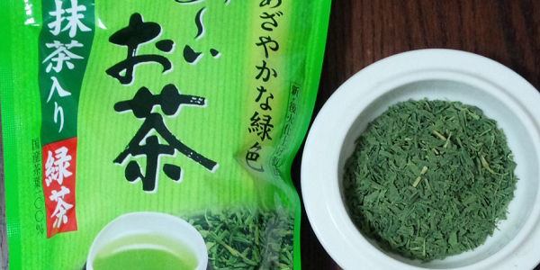 おーいお茶の茶葉を器に出したところ