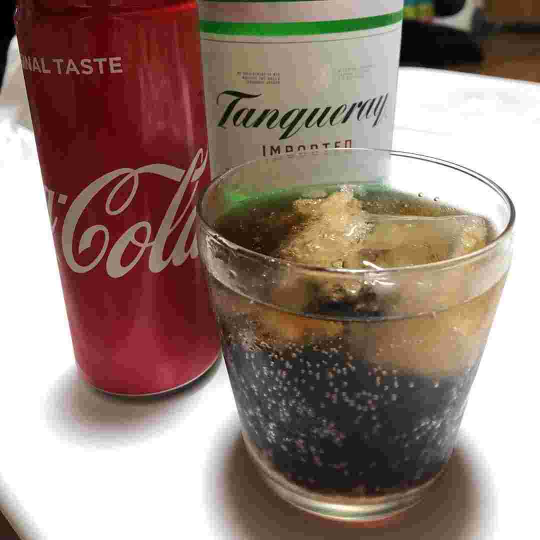 コカ・コーラの缶とジンのボトル、完成したジンコーク