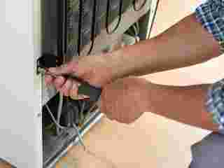 冷蔵庫の電源を抜いている様子