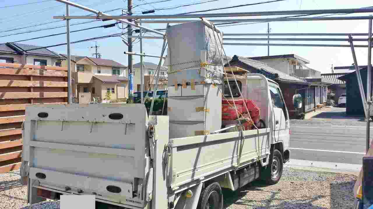 トラックで冷蔵庫を運んでいる様子