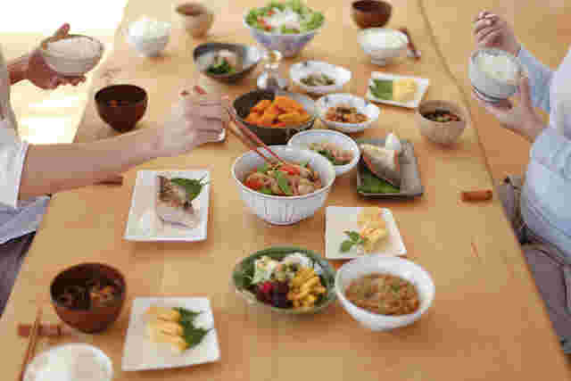マナー良く食事を食べる様子