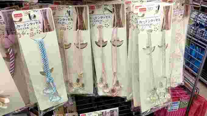ダイソーの売り場にあるカーテンタッセル