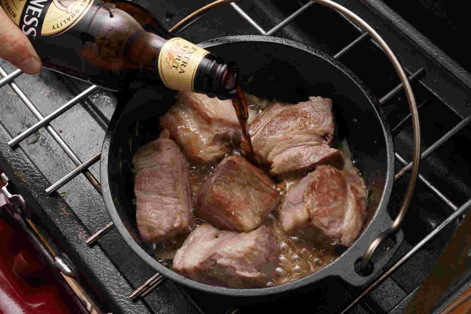 豚肉のビール煮を作っている