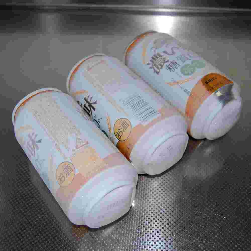 凍ってしまったビールの缶が3つ