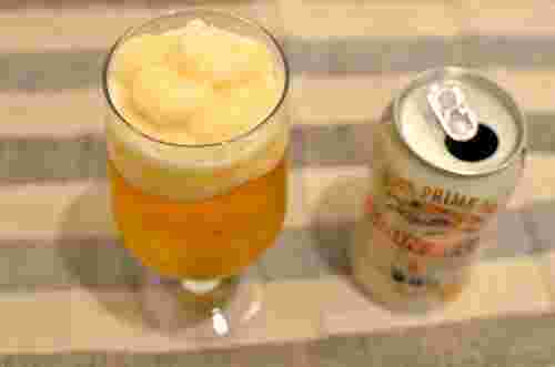 フローズンビールのグラスと空き缶