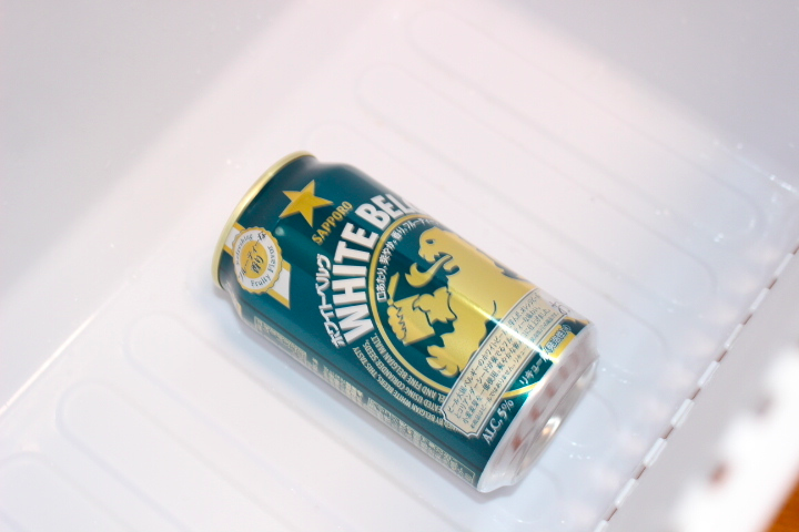 冷凍庫の中に入れた缶ビール