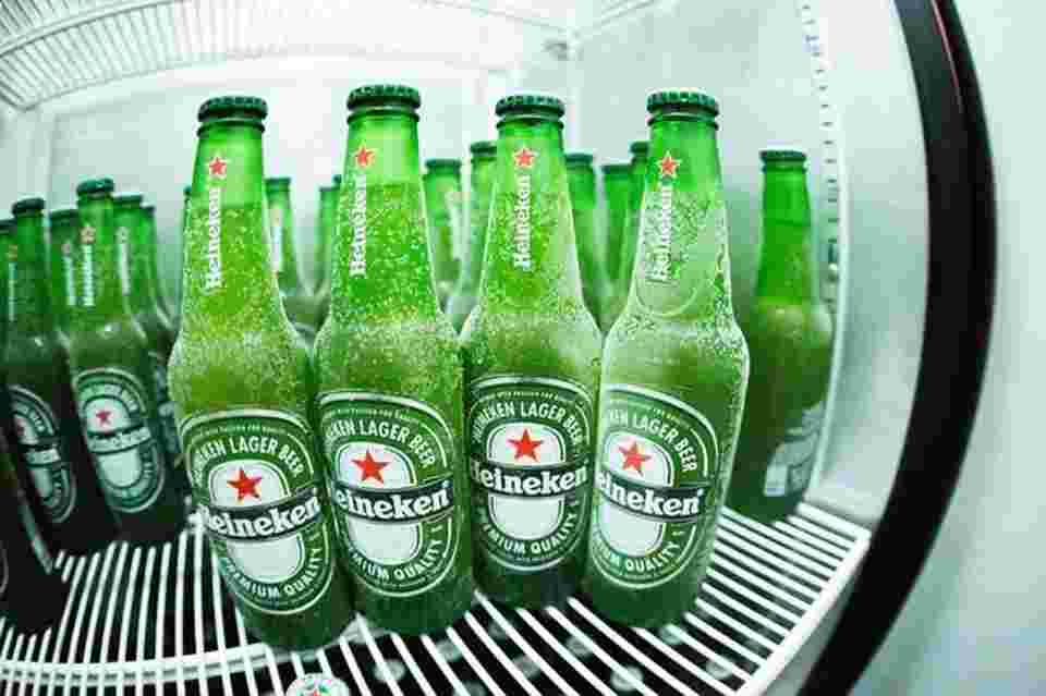 瓶ビールが冷凍庫に並べられている