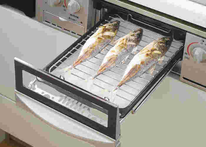 魚焼きグリルで魚を焼いている