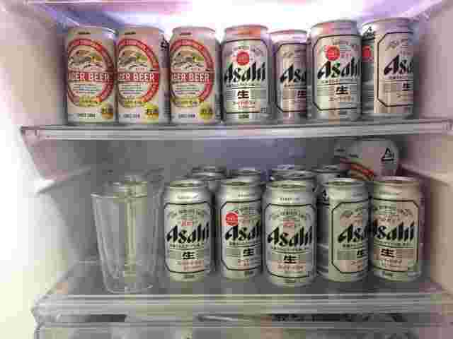 冷蔵庫に揃えられた缶ビール