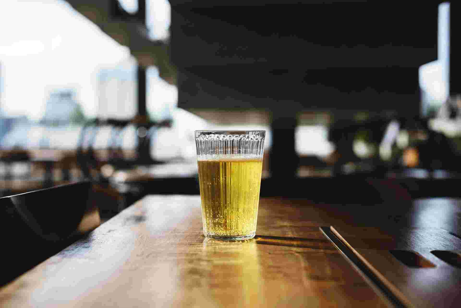 テーブルにおかれたグラスビール