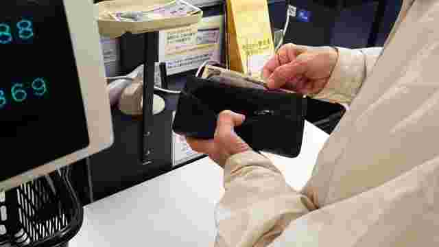 コンビニで買い物する人