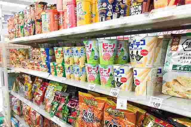コンビニの売場に陳列されたお菓子