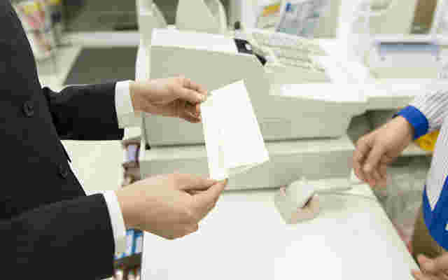 コンビニで買う人