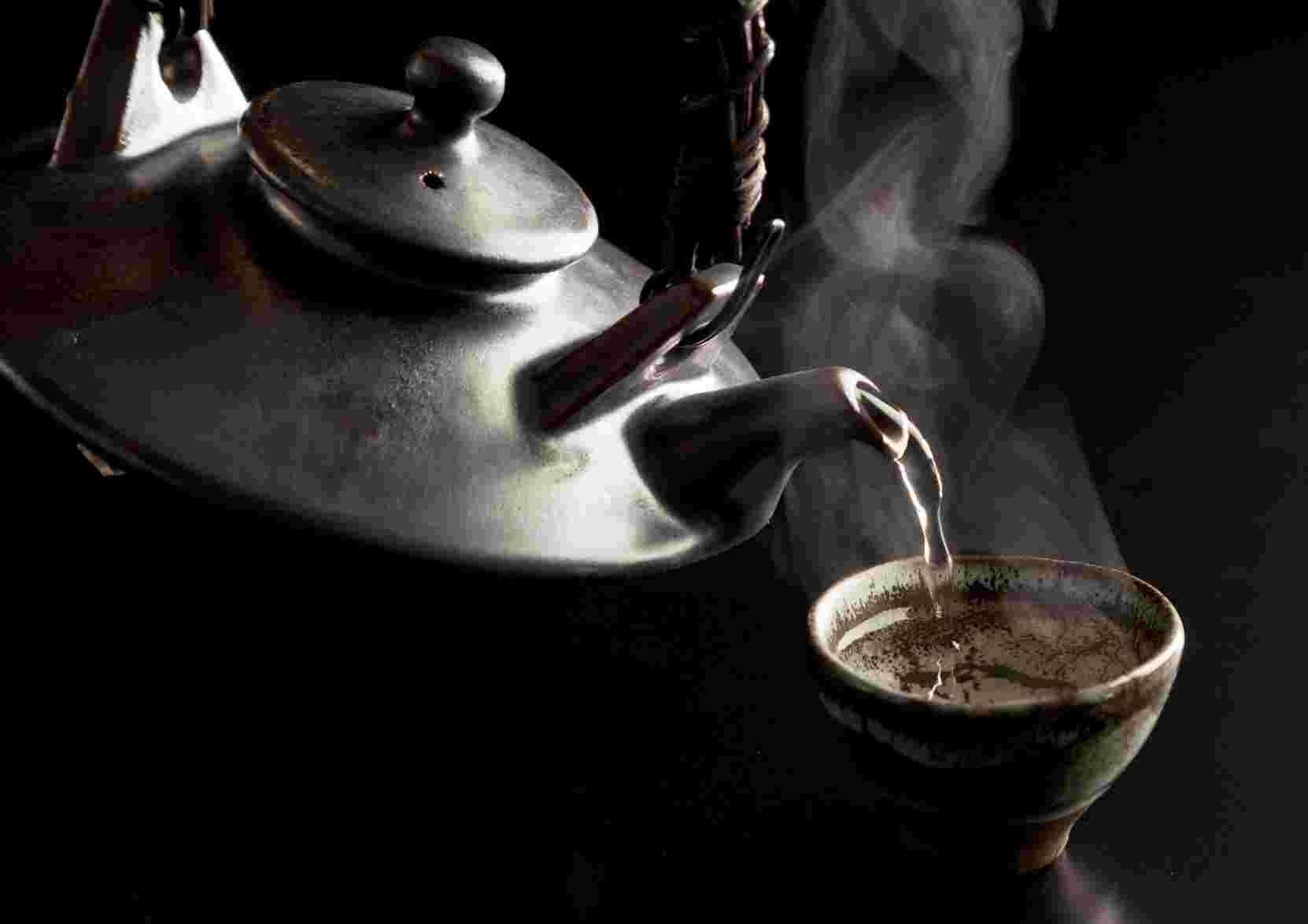 黒千代香で熱燗を注ぐ