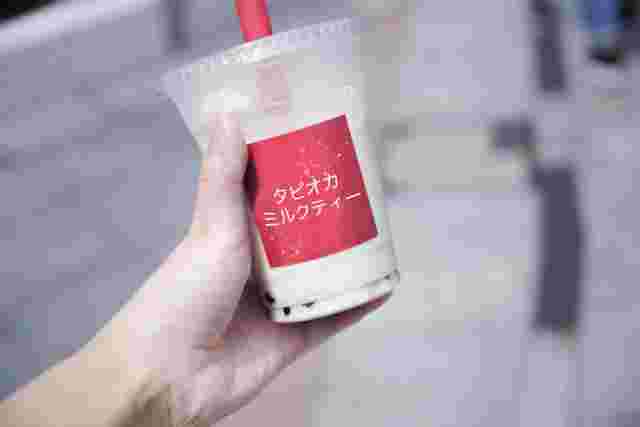 タピオカミルクティーを持っている様子