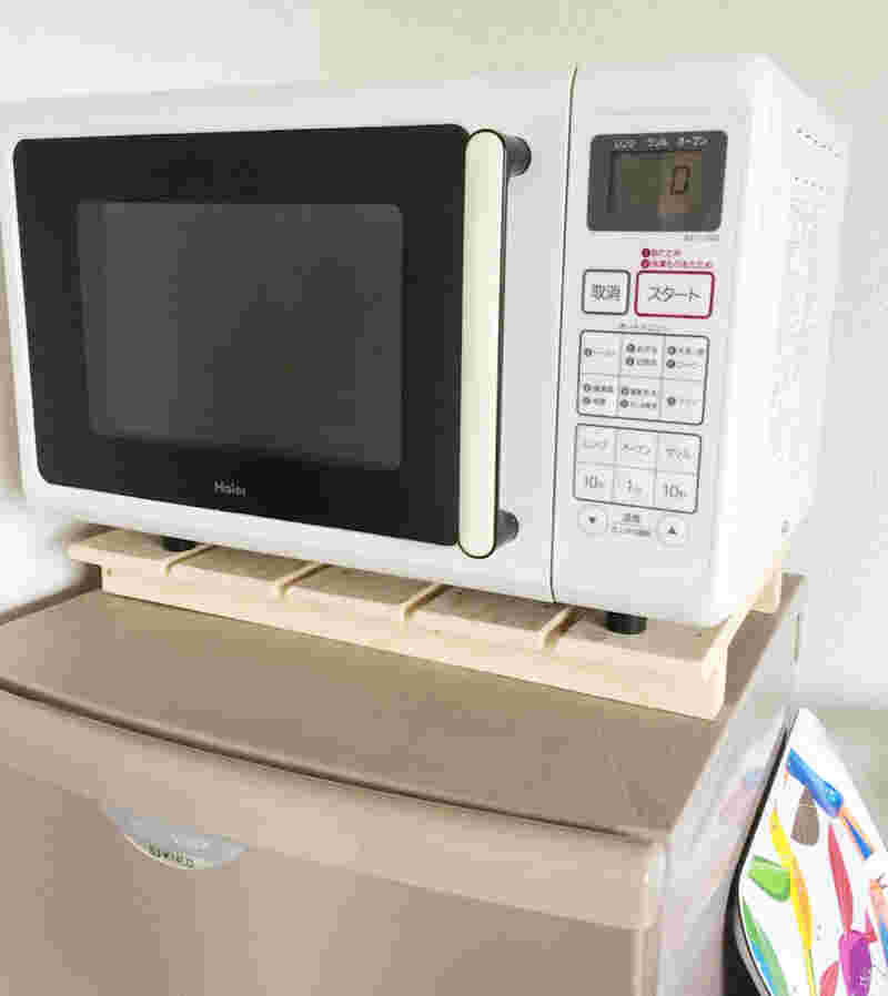 冷蔵庫の上のレンジを置いた様子