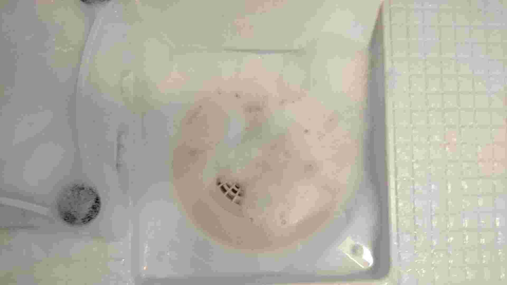 お風呂場の排水溝に泡が溜まっている