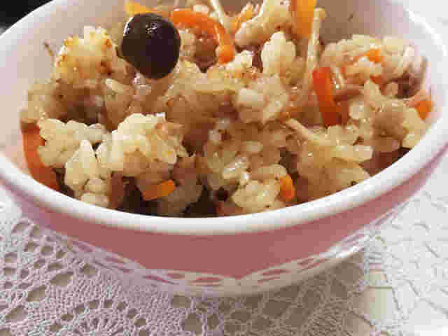 美味しそうな炊き込みご飯の画像