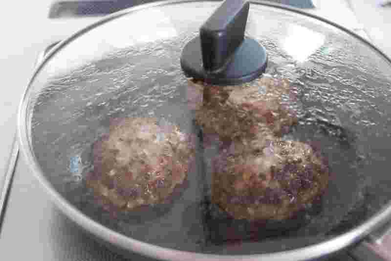ハンバーグを焼いている画像