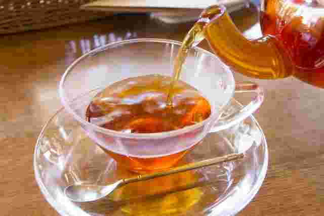 紅茶をカップに入れている様子