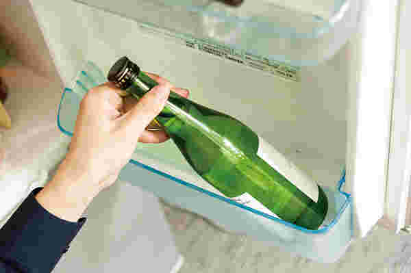 一升瓶を手に持っている様子