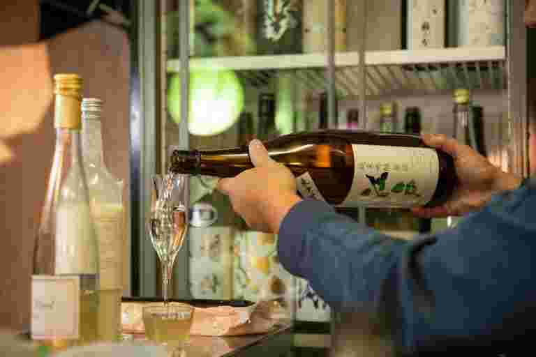一升瓶でお酒を注いでいる様子