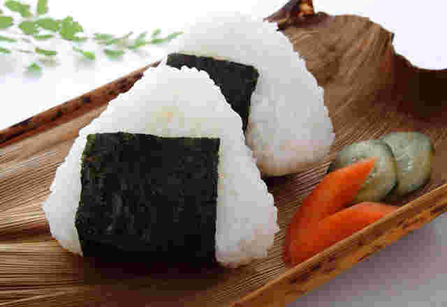 あきたこまちで作ったおにぎりと漬物