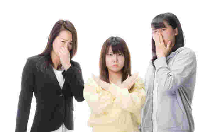おならの臭いにおいを感じている3人の女性