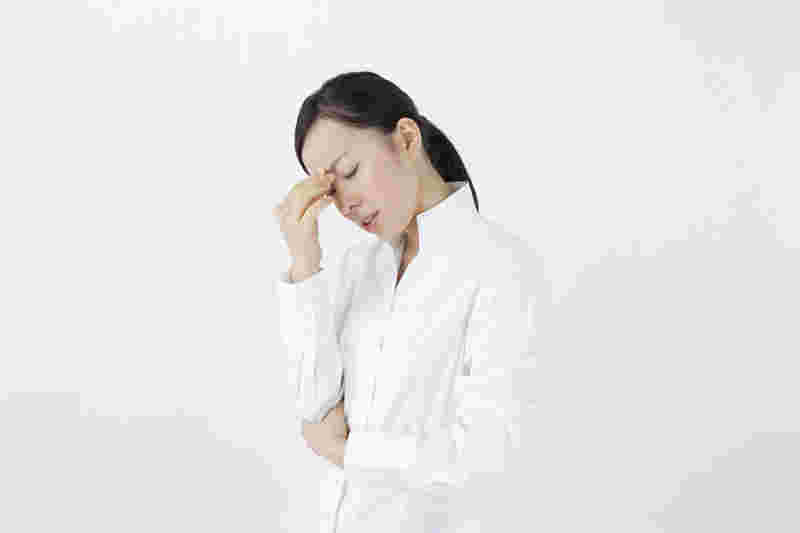 立ちくらみしている女性