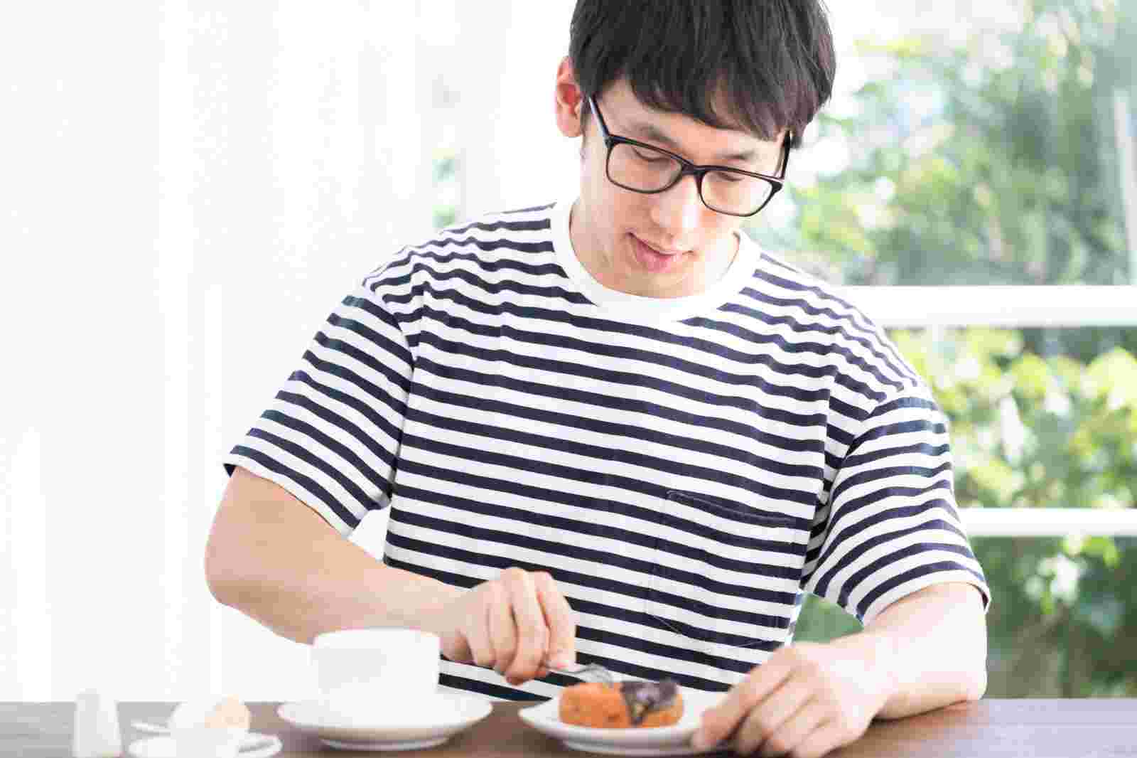 ドーナツを食べる男性