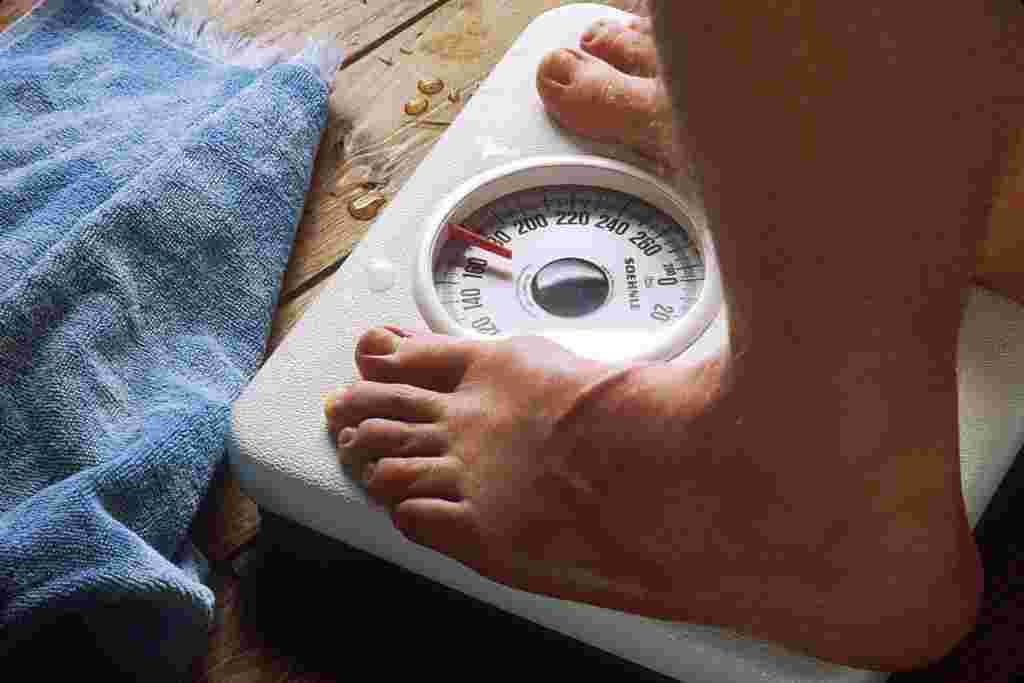 体重計に乗った女性