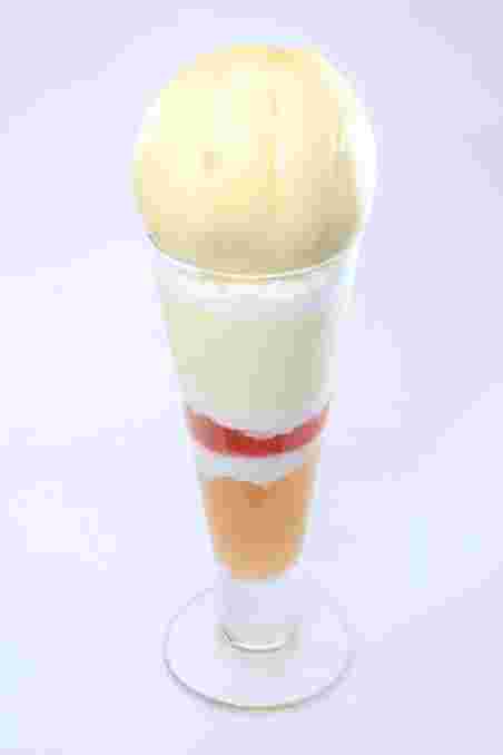 まるごと桃のパフェ