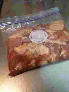 密閉袋に入れた鶏モモ肉に下味をつける