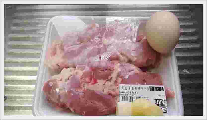 唐揚げの材料に使う鶏モモ肉とにんにく、しょうが、卵の紹介