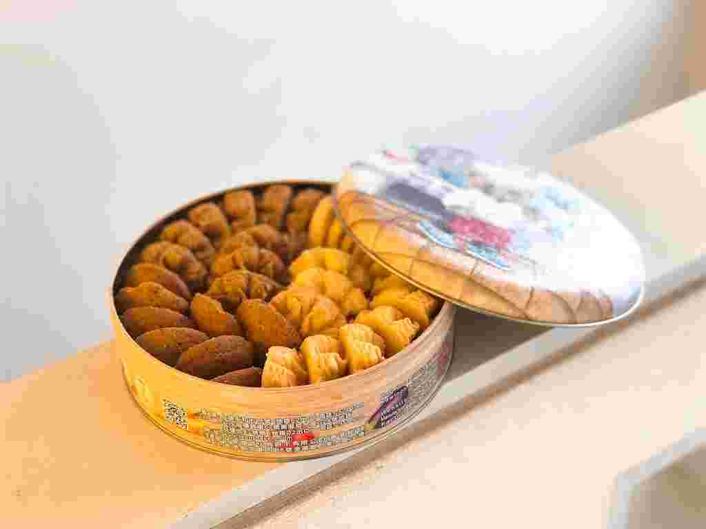 ジェニーベーカリーの缶に入ったクッキー