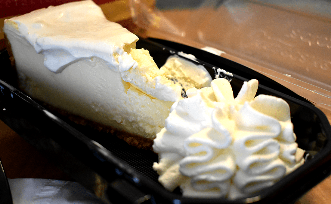 チーズケーキに生クリームが添えられている様子