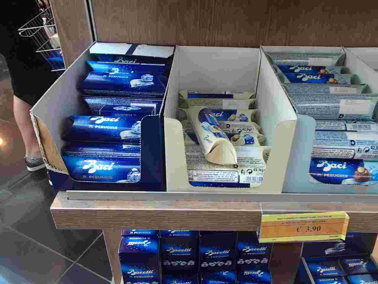 バッチのチョコが販売される様子