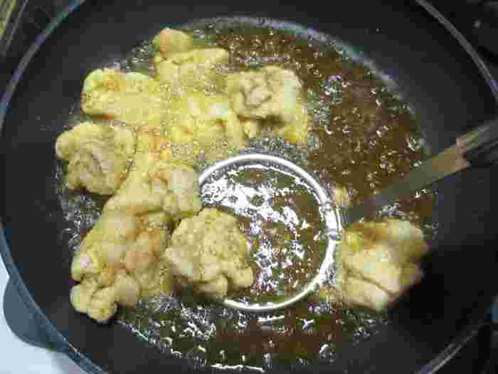鶏唐揚げを油で揚げる