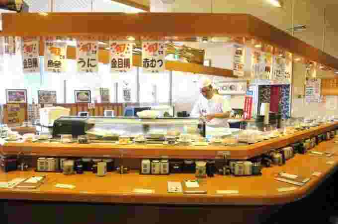 市場内にある回転寿司のお店