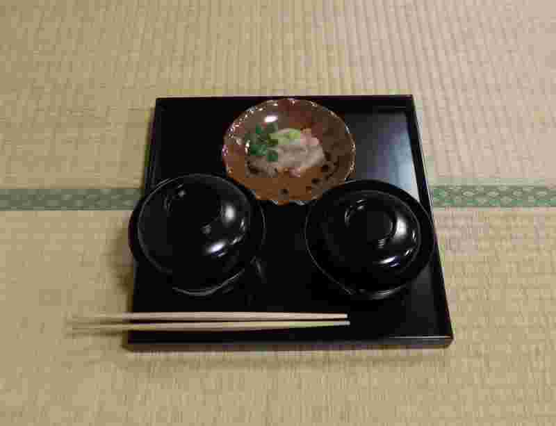 折敷の上のご飯とお椀