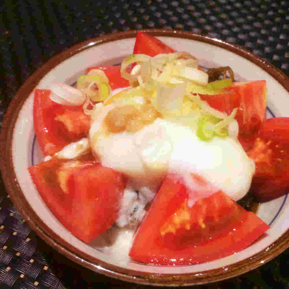 もずくとトマトの温泉卵のせ