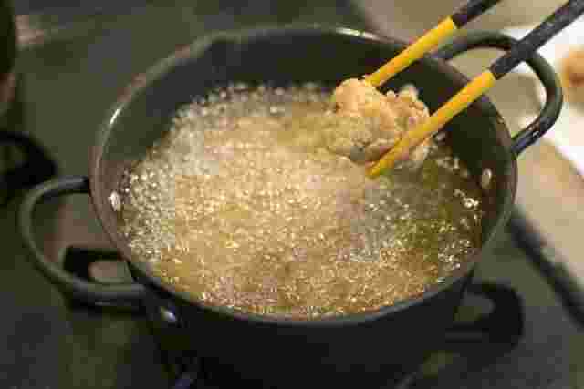 鶏唐揚げを油で二度揚げする