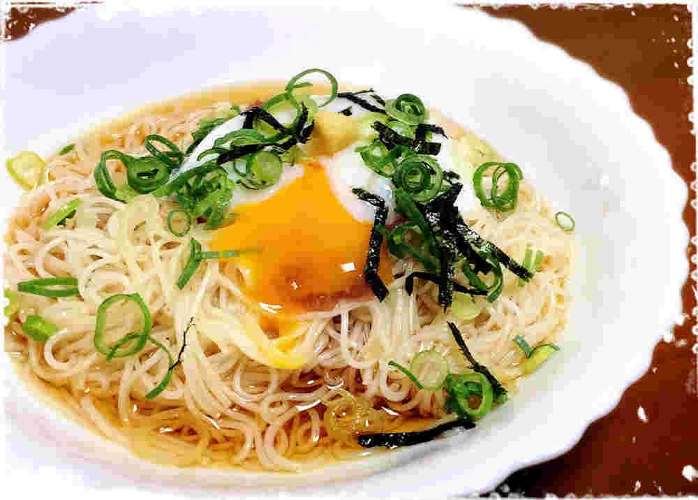 そうめんに温泉卵がのっている